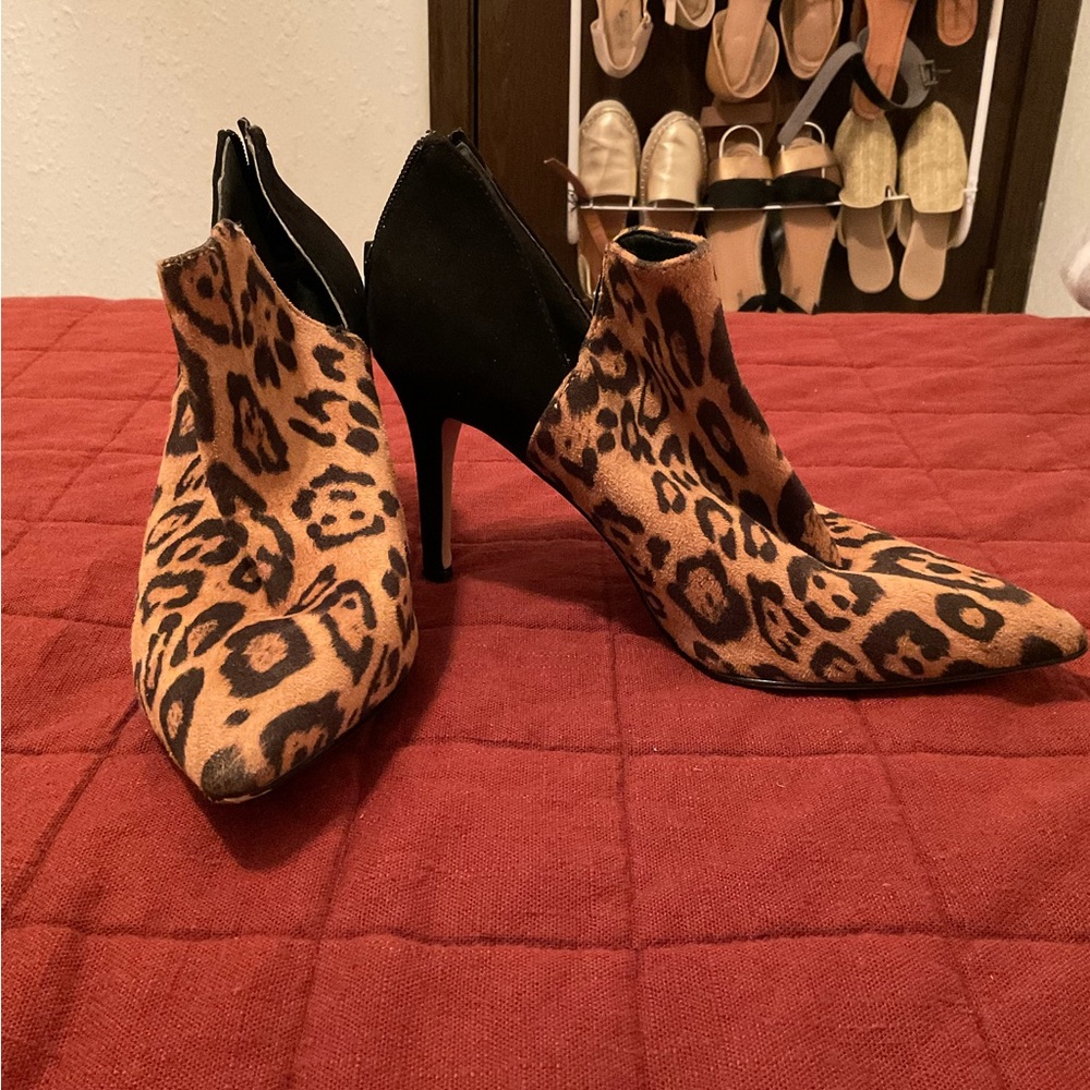 Enzo Angiolini Animal Print Cheetah Booties Heels Back Zip